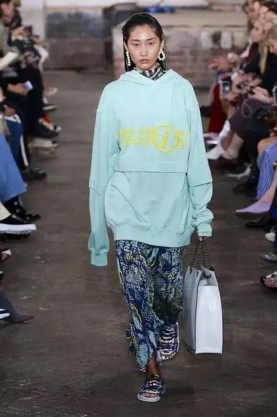 成人厚卫衣叠法视频,成人厚卫衣叠法视频教程